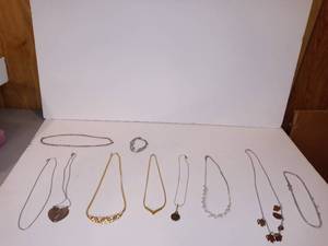 lot 3169 image: Lot assorted costume jewelry necklaces