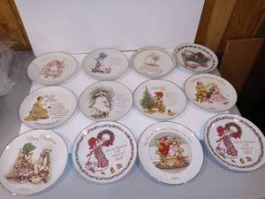 lot 3178 image: Lot 12 vintage Holly Hobbie holiday plates Christmas and Mothers Day