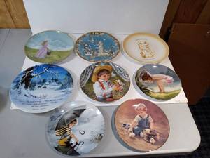 lot 3182 image: Lot of 8 beautiful decorative plates for displaying in varying sizes