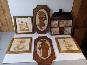 lot 3184 image: Lot upstates Holly Hobbie wall hanging decorations