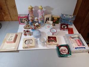 lot 3199 image: Lot assorted Holly Hobbie items cups ornaments squeeze bottles and more