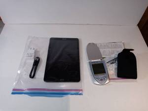 lot 3204 image: Lot of 2 Samsung tablet and vintage organizer from Sharp