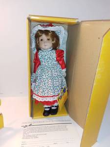 lot 4223 image: Holly Hobbie China Doll by Gorham -Yellow Box
