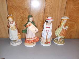 lot 4225 image: Lot of 4 Holly Hobbie Porcelain Figurines