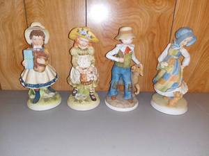 lot 4228 image: Lot of 4 Holly Hobbie Porcelain Figurines