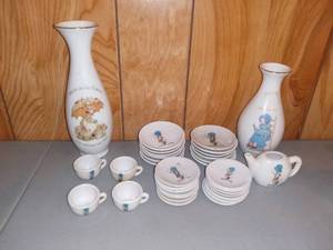 lot 4230 image: Holly Hobbie Miniature Tea Set and Vases