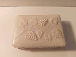 lot 4253 image: Vintage Westmoreland Milk Glass Grape Design Trinket Box