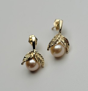 lot 102 image: 14k Yellow Gold Earrings with Pearls - 2.5g