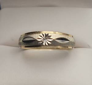 lot 108 image: 10k Yellow Gold Diamond Cut Starburst Ring with Diamond - Size 9 - 2.3g