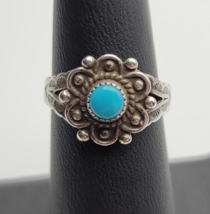 lot 125 image: Vintage Navajo Sterling Turquoise Ring - Size 7