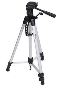 lot 7737 image: Amazon Basics 60-Inch Lightweight Tripod with Bag