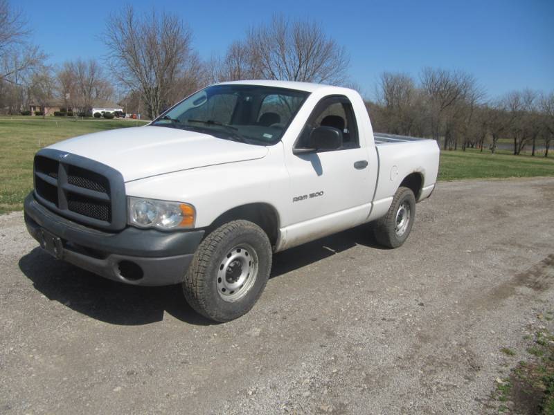 lot 1017 image: 2004 DODGE RAM 4X4 SHORT BED (JUST HAD $1,800.00 of Engine Work)
