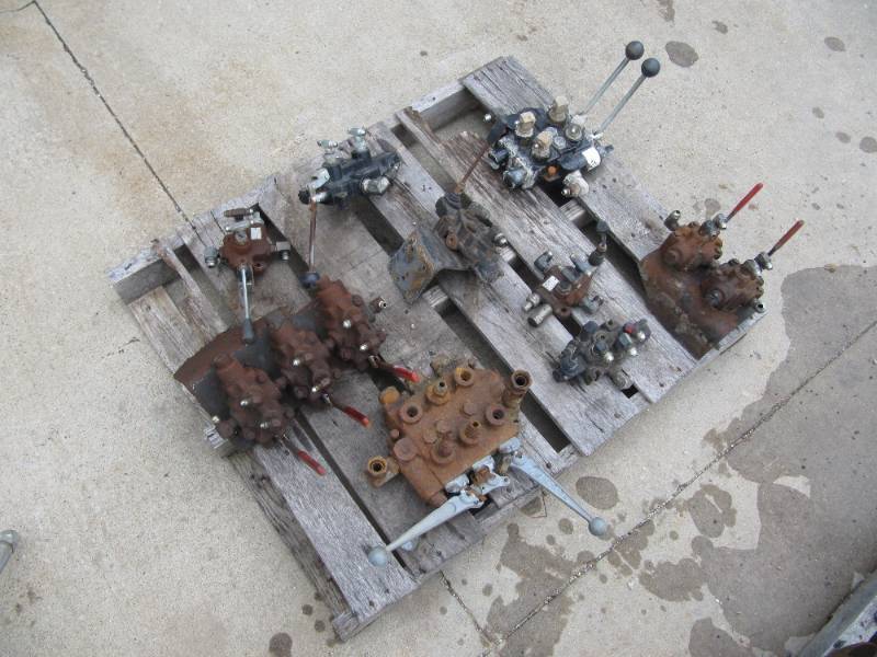 lot 7003 image: PALLET OF HYDRAULIC VALVES