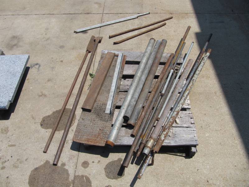 lot 7016 image: PALLET OF PIPES ASSORTMENT 5FT LONG ATTACHMENTS ,PRY BARS , AND METAL SHEET VARIOUS LENGTH