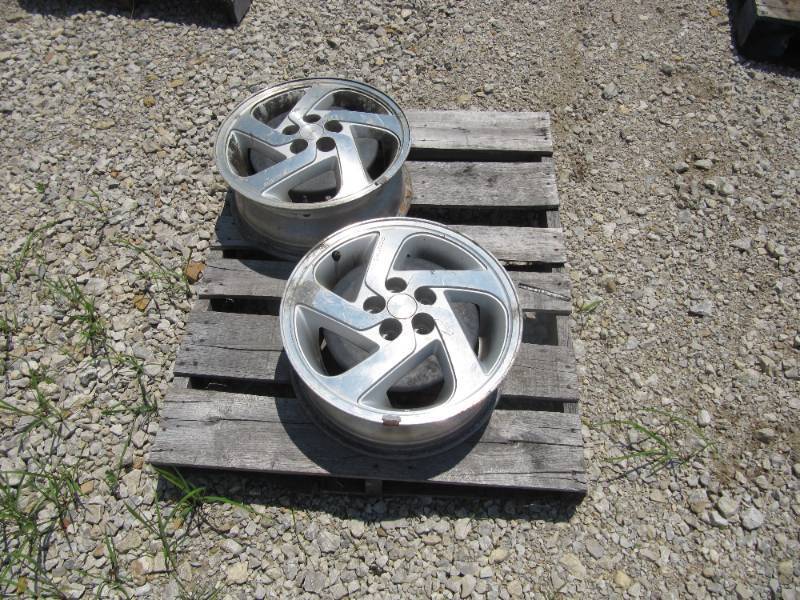lot 7019 image: SET OF 2 PONTIAC WHEELS SIZE 16 X 6 LUG PATTERN 5 X 100MM