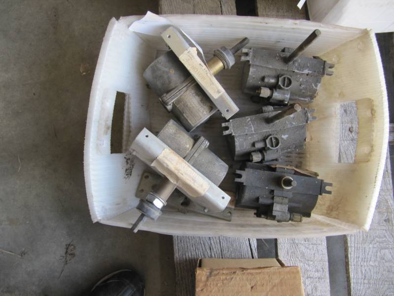 lot 1445 image: W-900 Kenworth & 379  Peterbilt 5 Wiper motors 2 New 3 Used