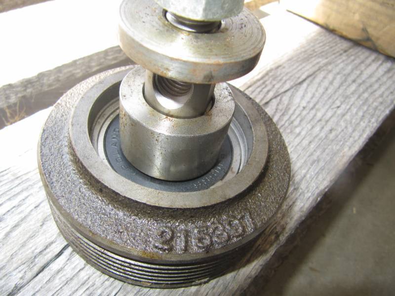 lot 1446 image: NEW Cummins Idler Pulley Assembly 215397 NH NT Big Cam 855
