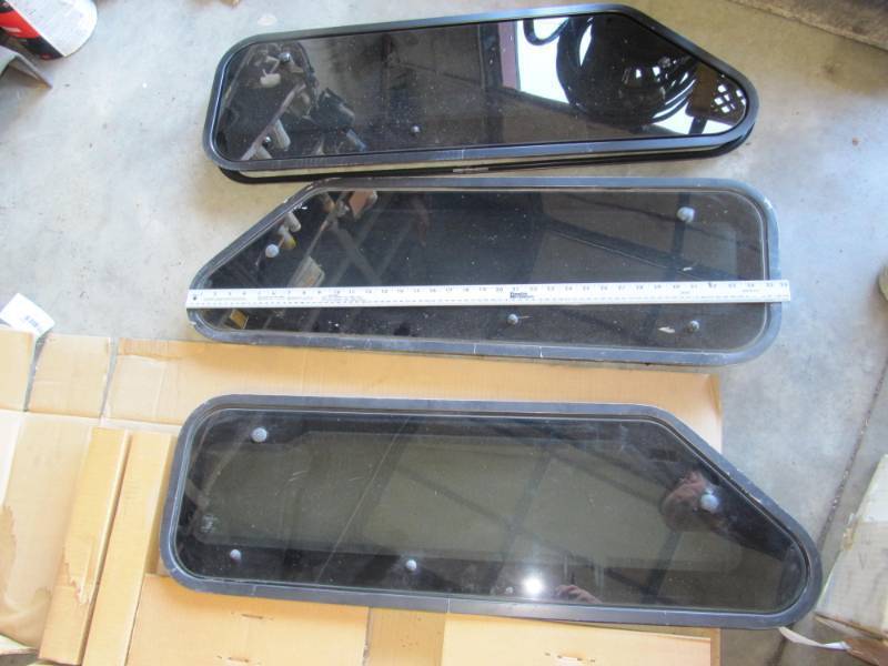 lot 1553 image: 3 NEW KENWORTH SLEEPER WINDOWS   See Pictures For Measurements