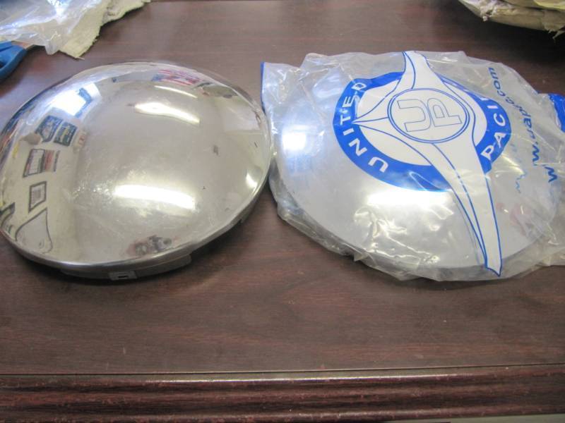 lot 1638 image: 1 New  & 1 used United Pacific Metal Chrome Axle Covers 8 12  Short Lip 5 Even Notch