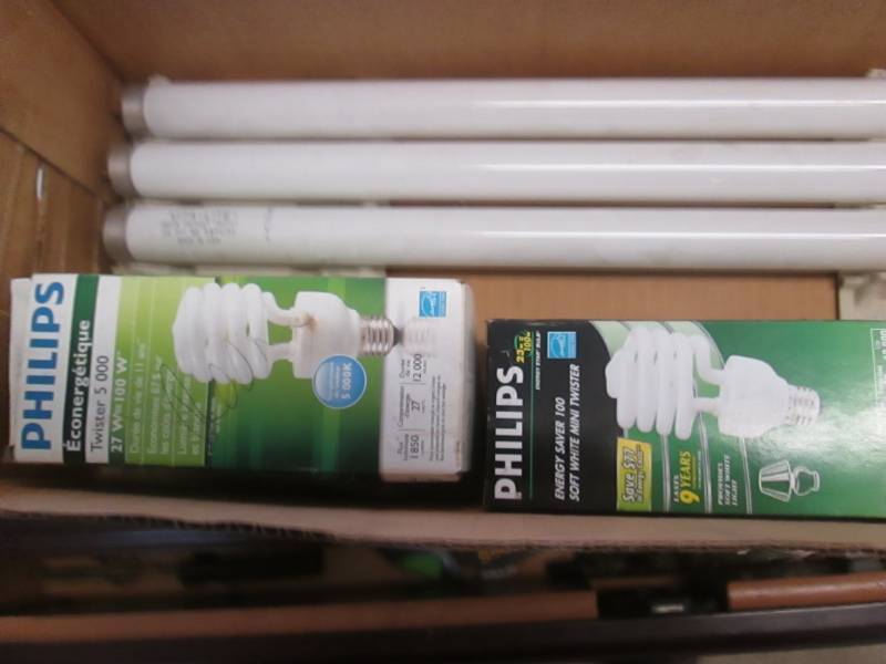 lot 1879 image: Lot of Lightbulbs