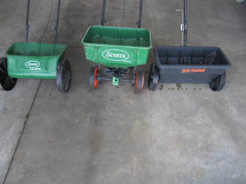 lot 6063 image: 2 SCOTT GRASS SPREADERS 1 TRUE TEMPER SPREADER