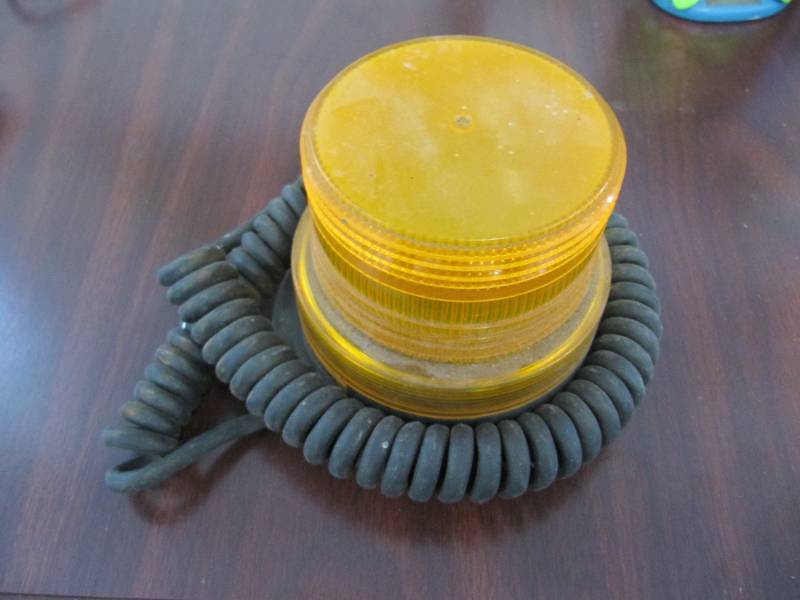 lot 6114 image: PORTABLE YELLOW CAUTION LIGHT