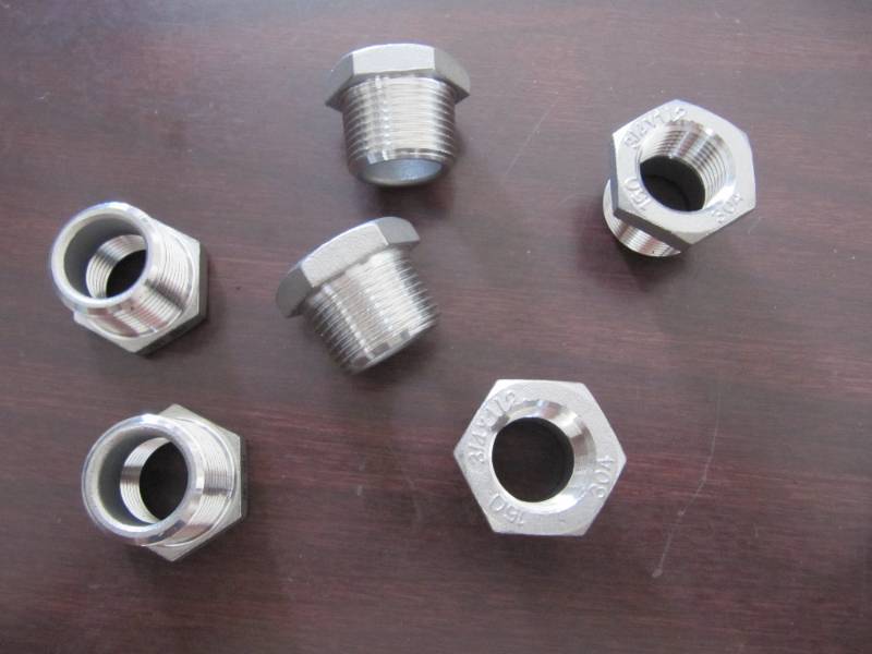 lot 6138 image: 6 CT. NEW 34 x 12 304 Stainless Steel Pipe Hex Bushing MNPT x FNPT Ends, 150 psi