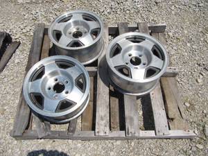 lot 7022 image: 3 COUNT CHROME WHEELS MATCHING 5 LUG X 5 INCH SIZE 14.5 DIAMETER X 7 WHEEL WIDTH