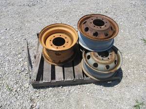 lot 7020 image: 4 COUNT WHEELS CAT Wheel 8lug x 8in SIZE 16.5 X 9.5 7 & 3 MATCHING 8 lug x 6.5 in SIZE 16 X 6
