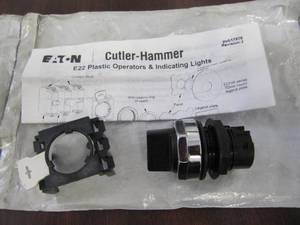 lot 1928 image: 3 CUTLER HAMMER INDICATING LIGHTS