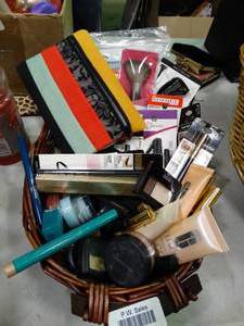 lot 23132 image: Cosmetics Lot