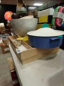 lot 23109 image: Kitchen Lot - Drawer Dividers & Big Bowls