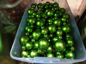lot 23100 image: Green Christmas Decor