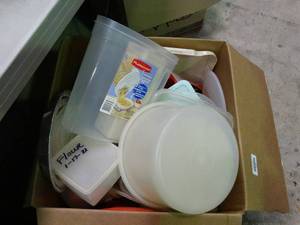 lot 23089 image: Lot of Plastic Food Storage Containers