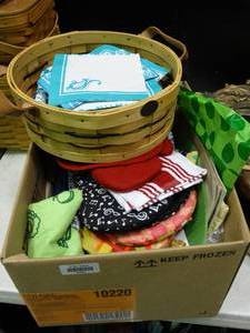 lot 23022 image: Lot of Kitchen Towels, Oven Mits, and Napkins