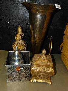 lot 23025 image: Lot of Decorative Containers