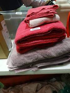 lot 23043 image: Lot of Pink and Brown Towels