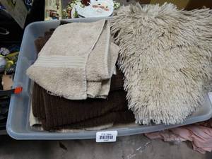 lot 23047 image: Lot of BrownTan Towels and Rug