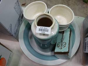 lot 23069 image: Blue & White home decor  platter, vase & trinket box