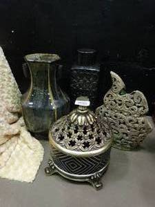 lot 23029 image: Gorgeous Home Decor Lot - Vases - Lidded Box - Black & Gold