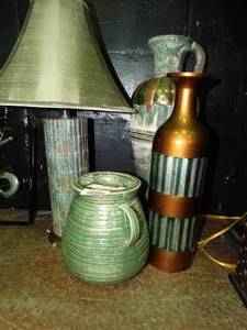 lot 23045 image: Decorative Home Goods - Heavy metal bamboo lamp, ceramic pitcher & two metal vases