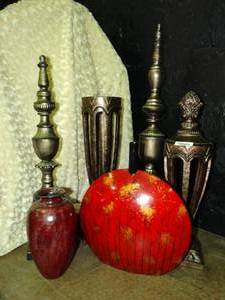 lot 23066 image: Red theme home decor - Large vases & tabletop pieces