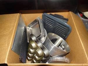 lot 23261 image: Baking pans oven ware