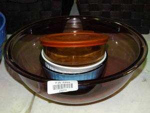 lot 23338 image: Large and Small Bowls Lot