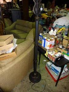 lot 23380 image: Large floor lamp