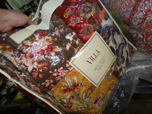 lot 23388 image: Villa King Quilt Mini Set