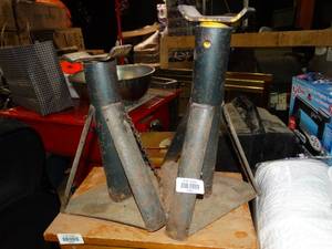 lot 23400 image: Lot of 2 Jack Stands