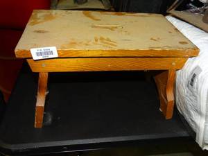 lot 23402 image: Wood Step Stool