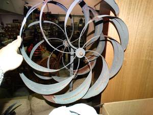 lot 23414 image: Metal Spinning Yard Decor