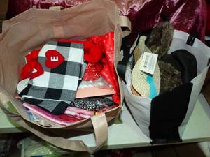 lot 23436 image: Lot of Valentines Decor